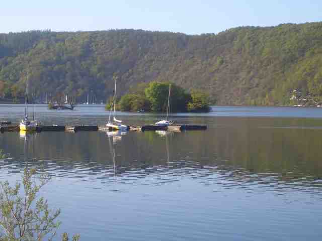 "Liebesinsel" bei Bringhausen, im Hintergrund die Kaahle Hardt